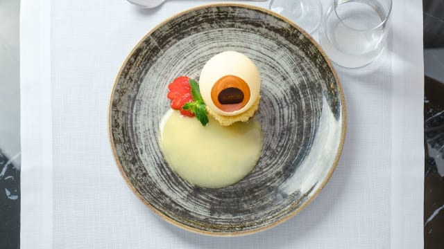 Sfera al cioccolato bianco con ricotta alla fragola e limone