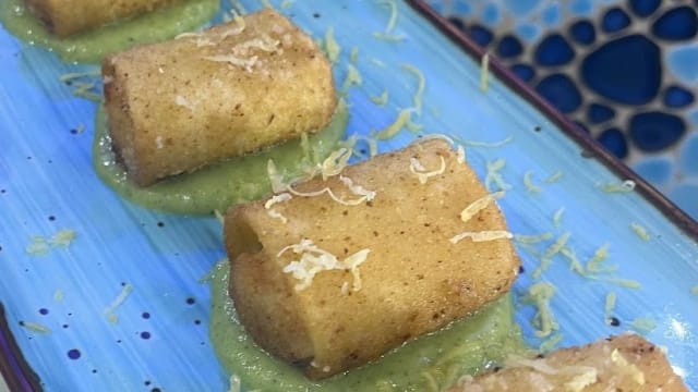 pacchero fritto ripieno di ricotta, gamberi, provola e limone
