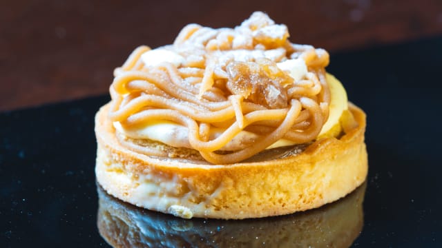 MONT BLANC: PASTA FROLLA SABLÉ CROCCANTE, CREMA DI MARRONI AL RUM, PAN DI SPAGNA AI MARRONI AL RUM, BAVARESE ALLA VANIGLIA, SPAGHETTI DI PASTA DI MARRONI 