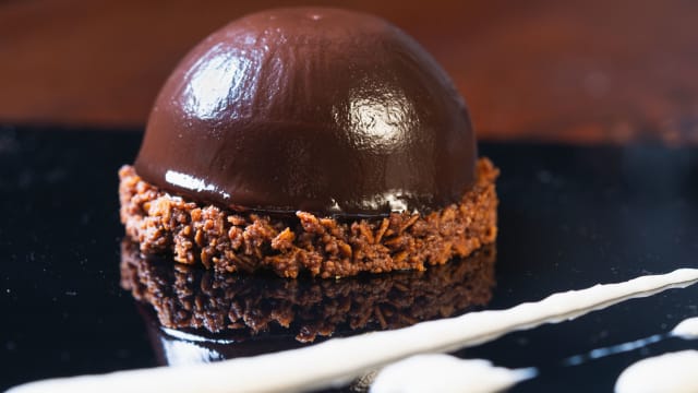 MOUSSE AL CIOCCOLATO JAVARA: CIOCCOLATO JAVARA FONDENTE 68% CRU DEL CENTRO AFRICA, SABLÉ ALLE MANDORLE, GLASSA AL CIOCCOLATO