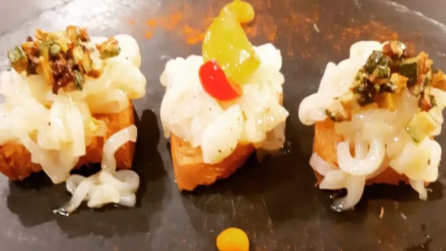 Crostini con calamari crudi  alla julien