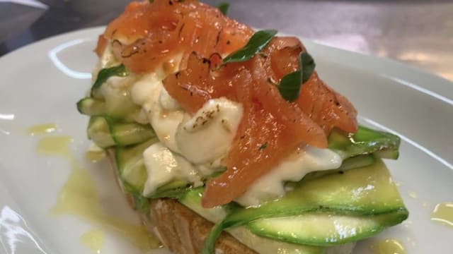 Crostone con salmone affumicato da noi