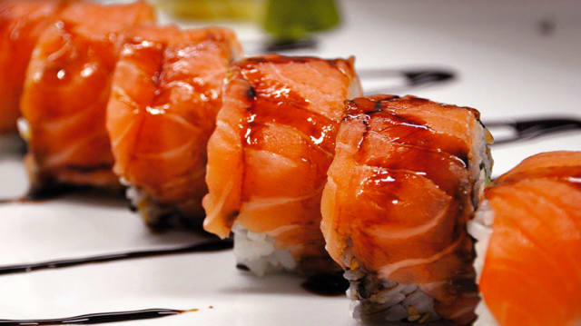 Uramaki salmone