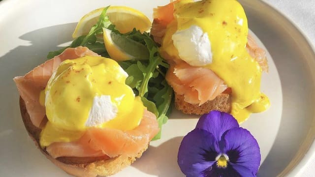 Eggs Royale: uova in camicia, salmone e salsa olandese