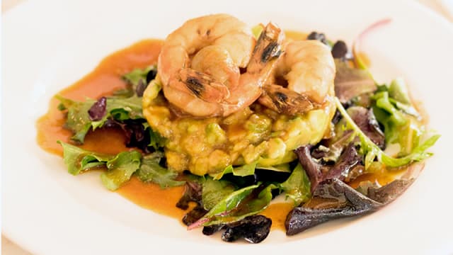 Suggestion du Tartare de mangue et avocat, gambas flambé, sauce saté