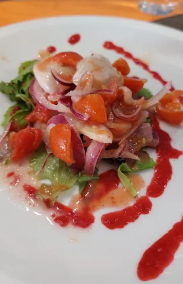 Ceviche di branzino e gamberi con aceto di lamponi