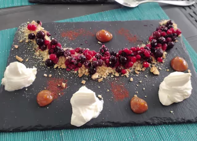 Cheesecake destrutturata con frutti di bosco e caramello salato