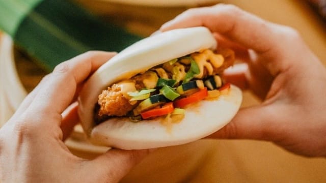 Bao de frango com hoisin e malagueta