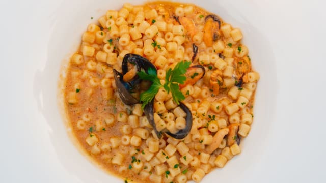 Tubettino con cozze e crema di ceci
