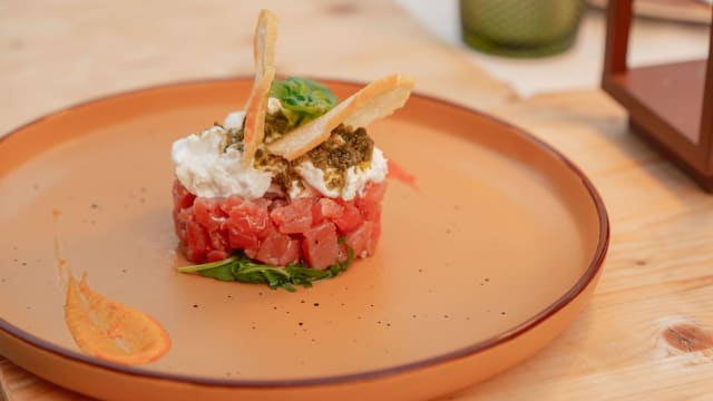 Tartare di tonno, con crema di capperi, stracciatella e cialda di pane