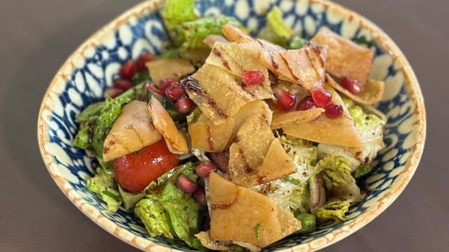 Ensalada Fatoush: Una ensalada tradicional libanesa con pan tostado libanés y vinagreta de granada 