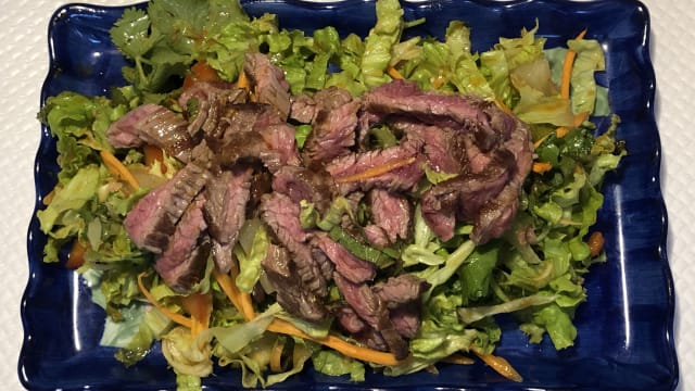 Salade de bœuf grillé à la sauce piquante 8,50€