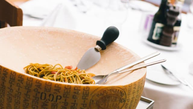 Aan tafel geflambeerde pasta