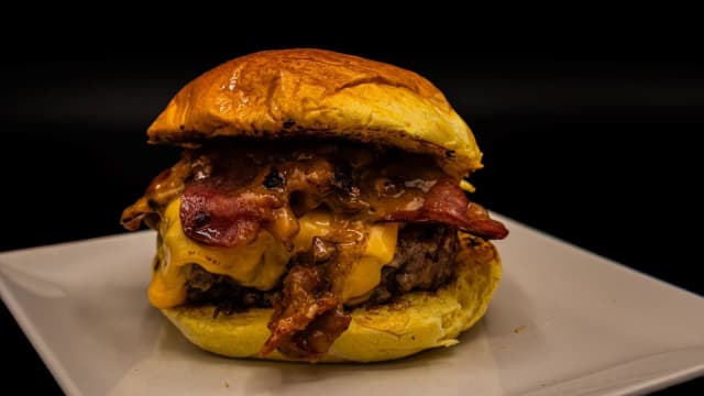 Os presentamos nuestra nueva  amburguesa  la "Ítala”  de 200 gr  de chuletón madurado doble queso cheddar salsa casera de carbonara 🤤 