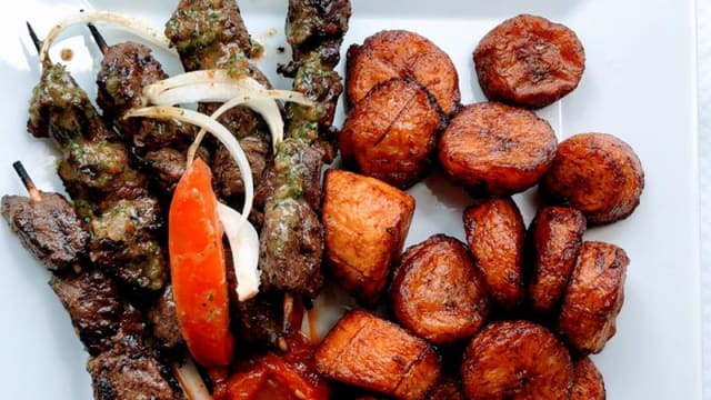 Brochettes de boeuf et Aloko