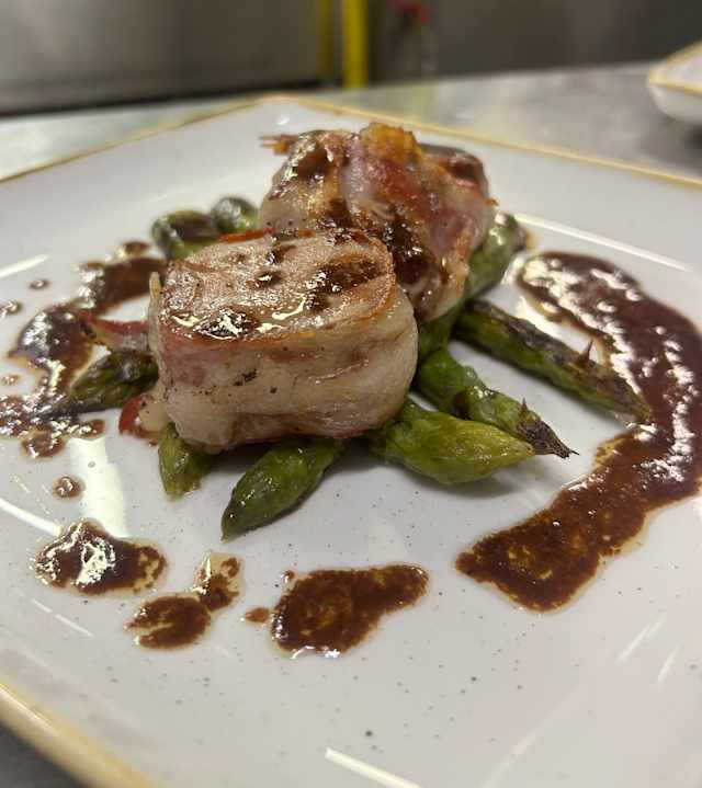 Medaglione di maialino lardellato al guanciale e asparagi salati 