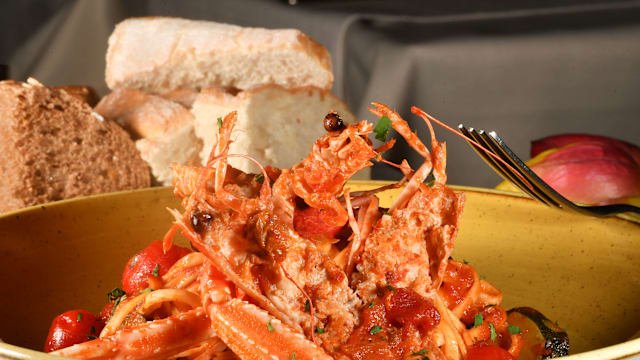 Tagliatelle con scampi e zucchine