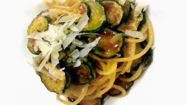 Spaghetti con zucchina e pecorino.