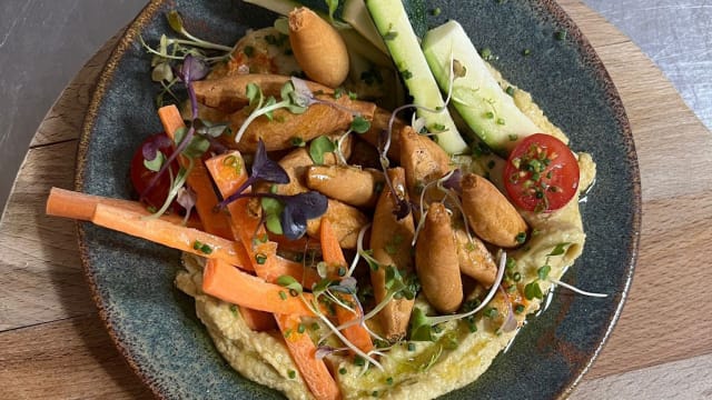 Hummus de garbanzos, yogurt especiado