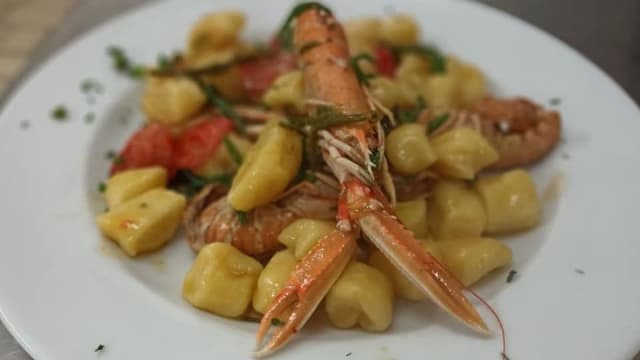 Gnocchi fatti in casa con pachino, scampi e asparagi di mare