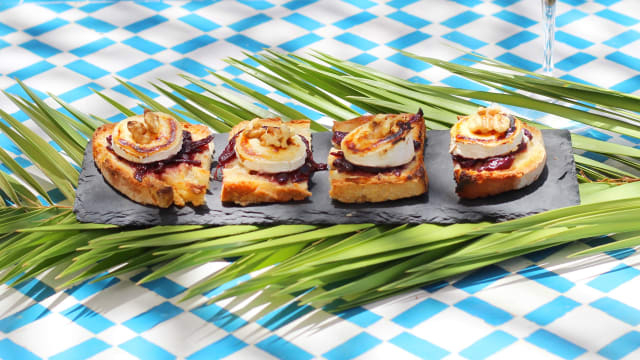 Goat's cheese toast, caramelised red onion, walnuts and honey