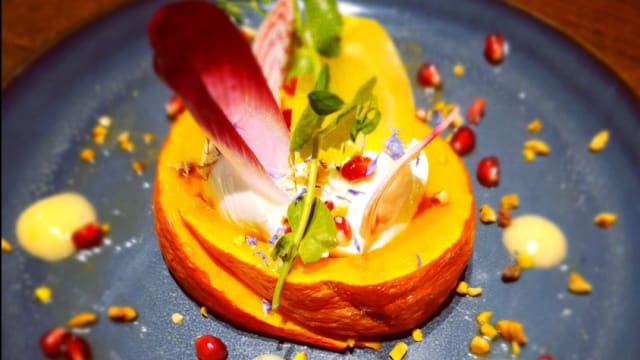 Burrata Crémeuse, Potimarron rôti, Grenade, Pistaches & Huile d'Olive Orange