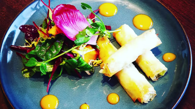 Croustillant de Crevettes, Poireaux, Mangues, Salade Croquante