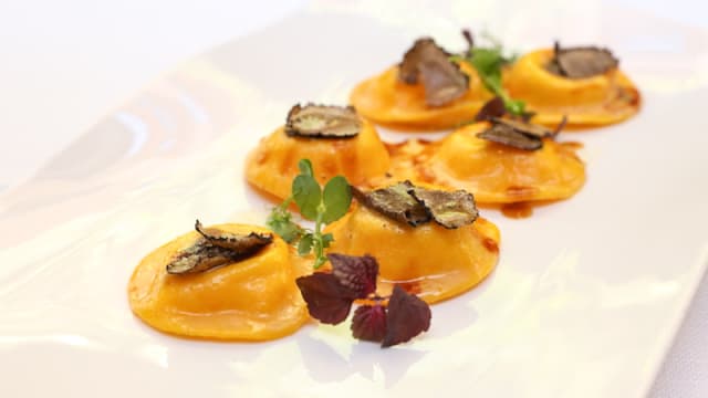 Ravioli di Grana Padano liquido D.O.P. mantecati al burro d’Isigny  con riduzione di vitello e tartufo nero