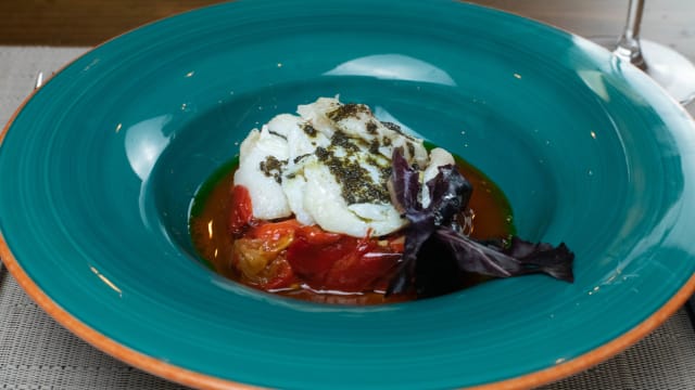 ASADILLO DE PIMIENTOS CON  BACALAO AHUMADO Y ACEITUNA NEGRA