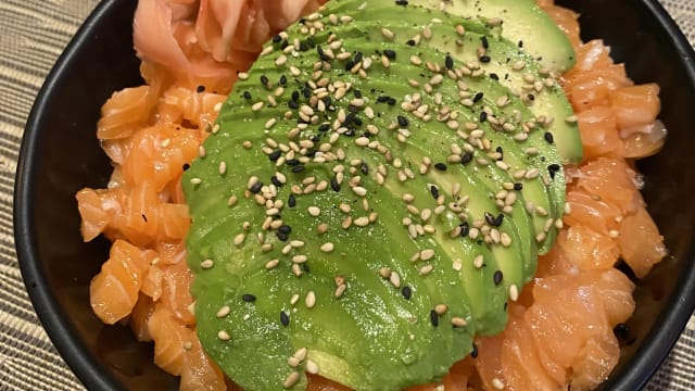 Chirashi tartare saumon avocat 