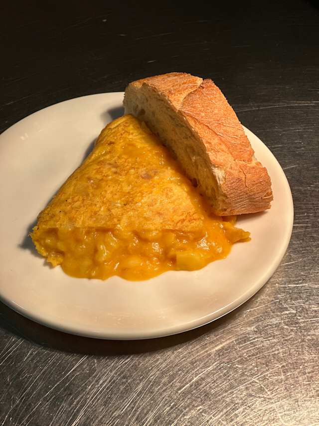 Pincho de tortilla casero con cebolla