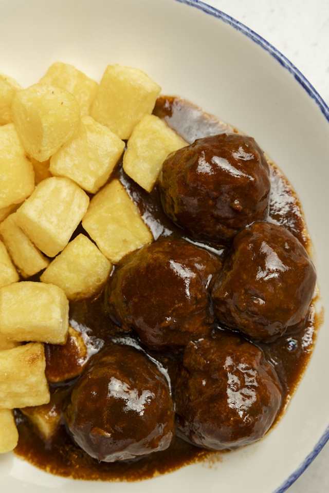 Albondigas de ternera caseras con patatitas fritas