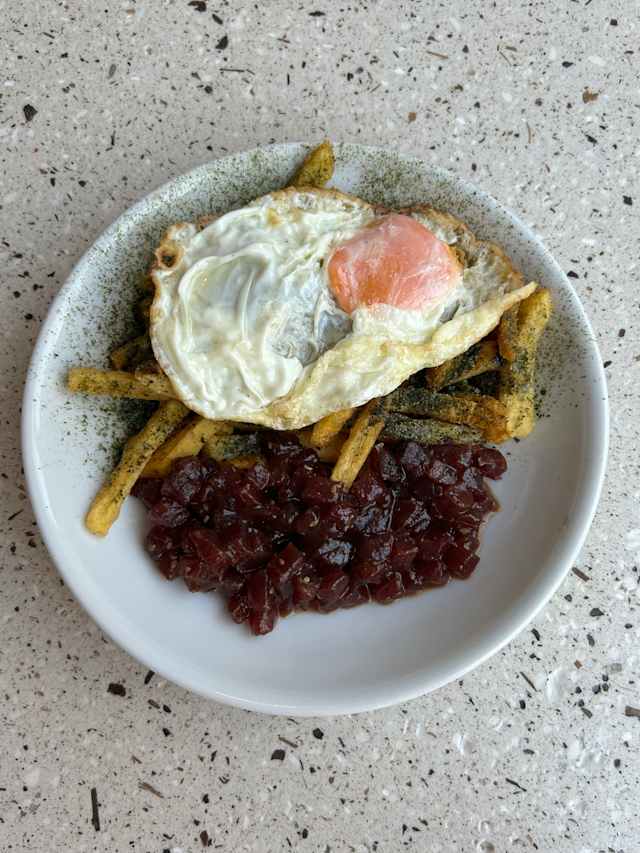 Tartar de atún rojo con huevo y patatas fritas