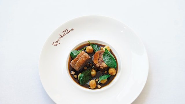 Coniglio nostrano  roll di coniglio, pancetta, insalata di albicocche e spinaci, patate