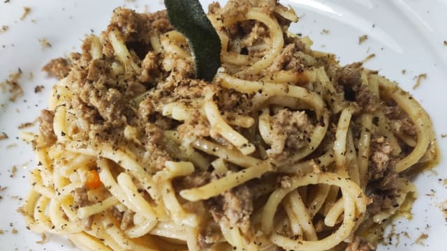 Rustica al tartufo con ragù di manzo