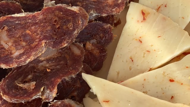 Antipasti Formaggio piccante e salame locale 
