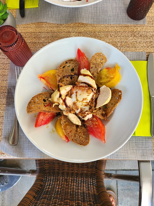 Salade Caesar, Oeuf parfait, Filet de Poulet jaune