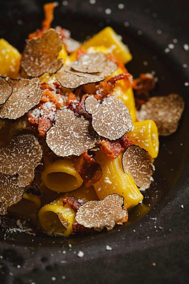 Carbonara con Tartufo Nero Pregiato