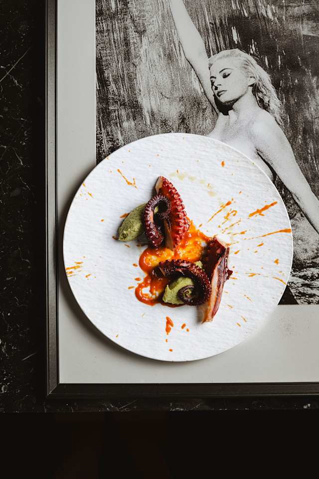 Polpo scottato servito con ketchup di peperoni