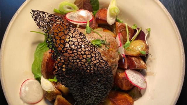 Agneau de six heures , figues séchées , poêlée du jour . 