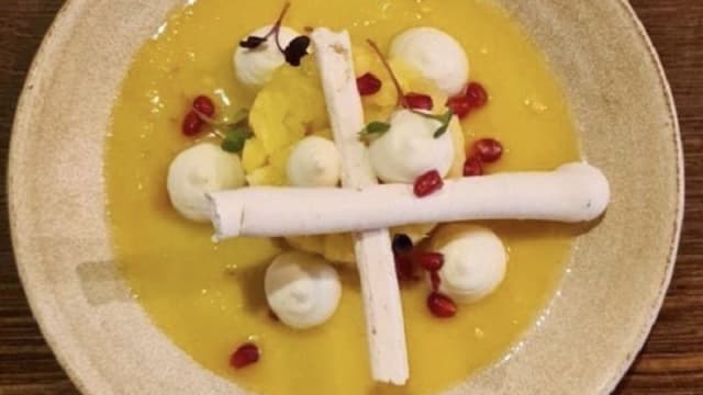 Tartare d'ananas et sa réduction , meringues .