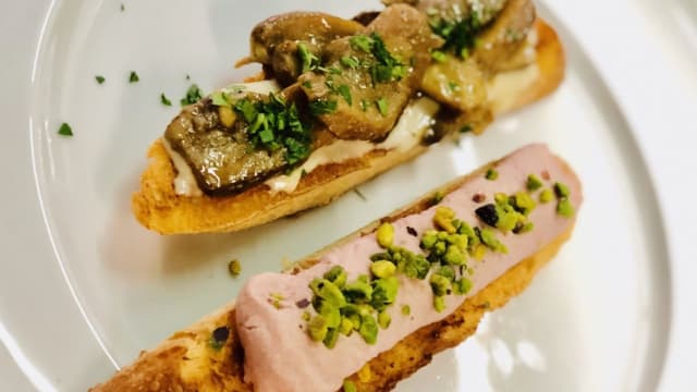 Crostone caldo con spuma di mortadella e funghi porcini