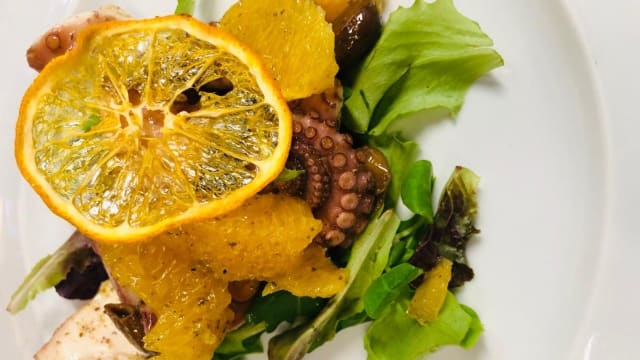 Polpo agli agrumi, polvere di capperi e datterini