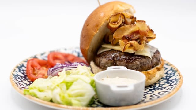 Hamburguesa de La Casona (220g de carne de vaca vieja con 40 días de maduración con guanciale y pecorino romano)