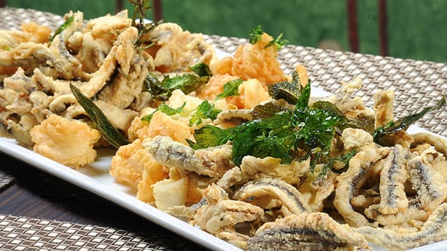 Fritto di calamari e alici servito con maionese di mare