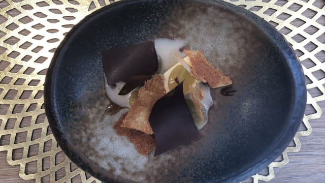 UVA SOBRE CREMA TOSTADA