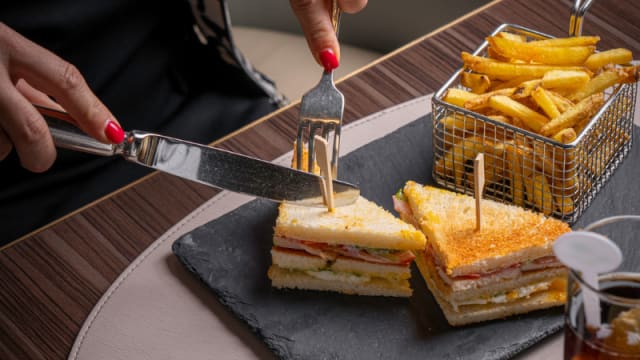 Club poulet, œuf au plat coulant, mayonnaise aux herbes, pommes frites