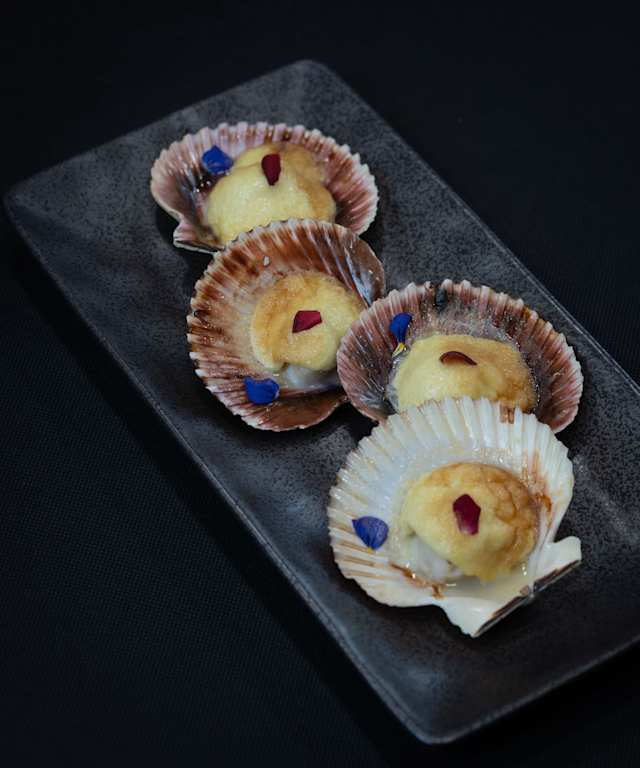 Zamburiñas con emulsión de ali oli  (4 ud). Gratinadas, jugosas y delicadas, cubiertas por una emulsión de alioli suave y equilibrada