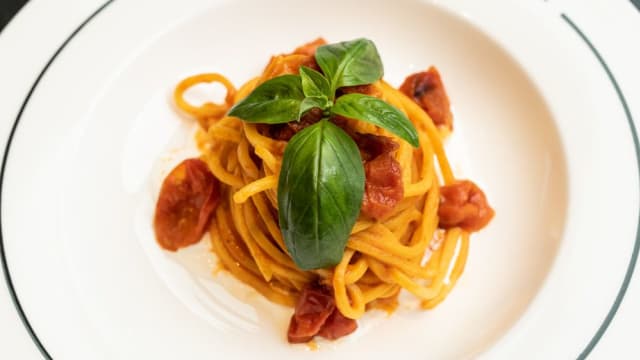 Spaghettone " Selezione Felicetti" alla crema di pomodorino fresco e pomodori confit 