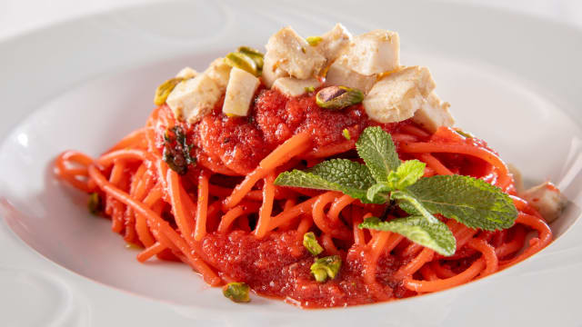 Spaghettone con rapa rossa pesce spada e pistacchi